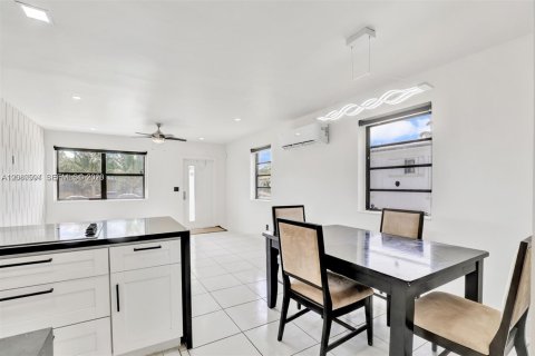 Villa ou maison à vendre à North Miami Beach, Floride: 4 chambres, 128.21 m2 № 2338744 - photo 5