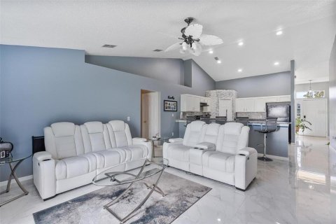 House in Kissimmee, Florida 3 bedrooms, 165.83 sq.m. № 1851148 - photo 3