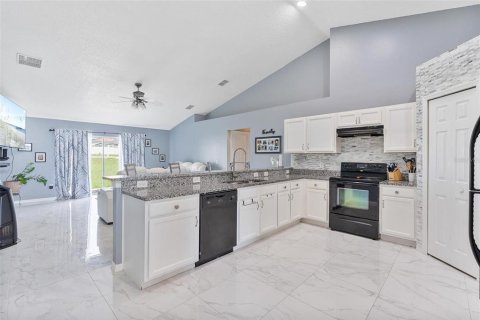 House in Kissimmee, Florida 3 bedrooms, 165.83 sq.m. № 1851148 - photo 14