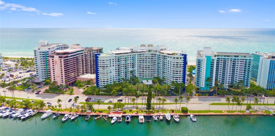 Condominio en Miami Beach, Florida, 2 dormitorios  № 1923549