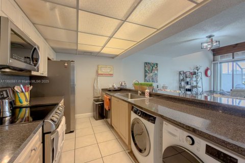 Touwnhouse à vendre à Pembroke Pines, Floride: 3 chambres, 140.38 m2 № 1944015 - photo 10