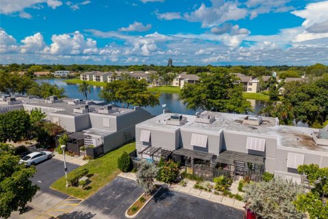 Touwnhouse à vendre à Pembroke Pines, Floride: 3 chambres, 140.38 m2 № 1944015 - photo 2