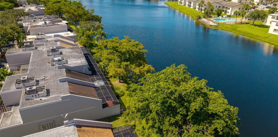 Touwnhouse à Pembroke Pines, Floride 3 chambres, 140.38 m2 № 1944015