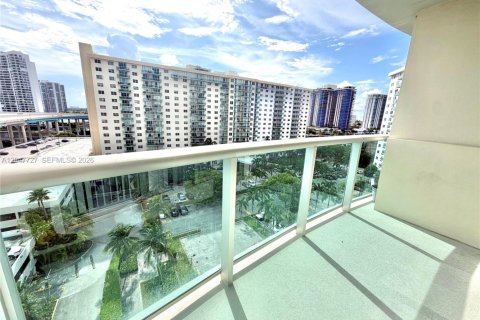 Condo in Sunny Isles Beach, Florida, 2 bedrooms  № 2283245 - photo 10