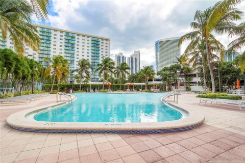 Condo in Sunny Isles Beach, Florida, 2 bedrooms  № 2283245 - photo 20