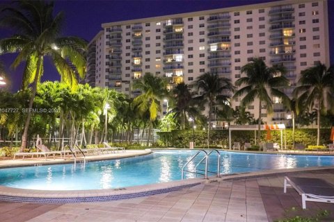 Condo in Sunny Isles Beach, Florida, 2 bedrooms  № 2283245 - photo 22