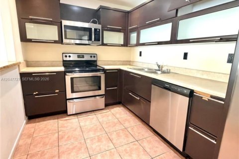 Condo in Sunny Isles Beach, Florida, 2 bedrooms  № 2283245 - photo 7