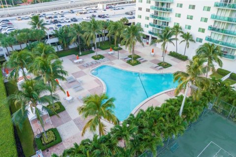 Condo in Sunny Isles Beach, Florida, 2 bedrooms  № 2283245 - photo 24