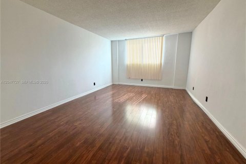 Condo in Sunny Isles Beach, Florida, 2 bedrooms  № 2283245 - photo 13