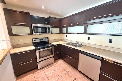 Condo in Sunny Isles Beach, Florida, 2 bedrooms  № 2283245 - photo 5