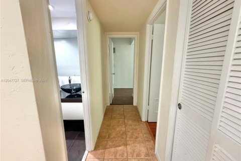 Condo in Sunny Isles Beach, Florida, 2 bedrooms  № 2283245 - photo 12