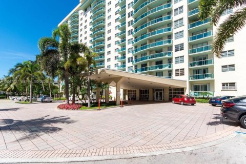 Condo in Sunny Isles Beach, Florida, 2 bedrooms  № 2283245 - photo 17