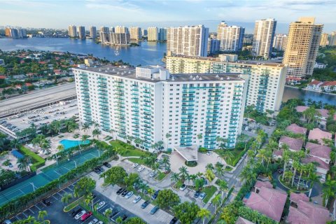 Condo in Sunny Isles Beach, Florida, 2 bedrooms  № 2283245 - photo 28