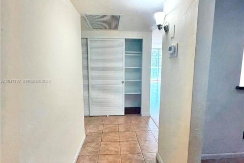 Condo in Sunny Isles Beach, Florida, 2 bedrooms  № 2283245 - photo 9