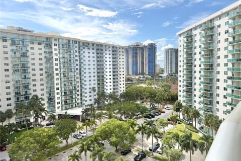 Condo in Sunny Isles Beach, Florida, 2 bedrooms  № 2283245 - photo 11