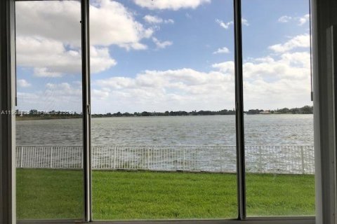 Купить кондоминиум в Окленд-Парк, Флорида 2 спальни, 97.45м2, № 2030770 - фото 15