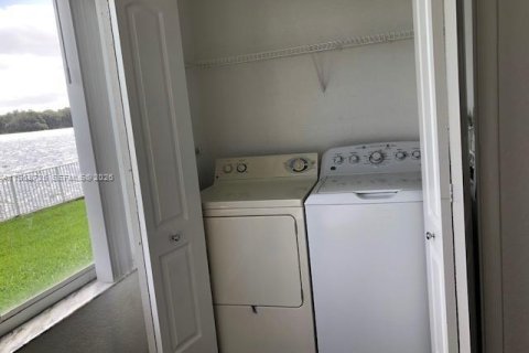 Купить кондоминиум в Окленд-Парк, Флорида 2 спальни, 97.45м2, № 2030770 - фото 16