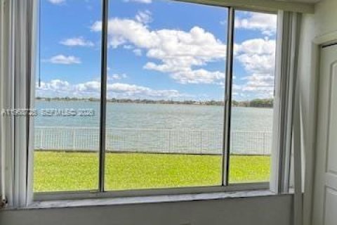 Кондоминиум с 2 спальнями в Окленд-Парк, Флорида № 2030770