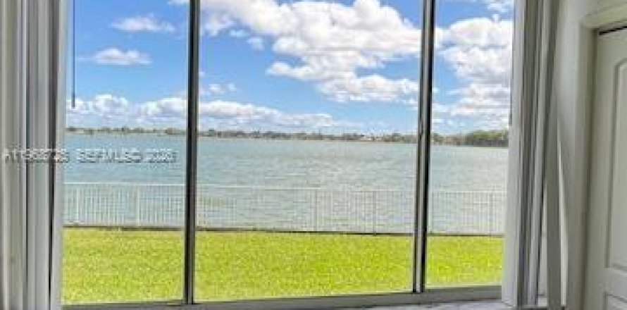 Кондоминиум с 2 спальнями в Окленд-Парк, Флорида № 2030770