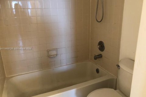 Купить кондоминиум в Окленд-Парк, Флорида 2 спальни, 97.45м2, № 2030770 - фото 20