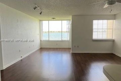 Купить кондоминиум в Окленд-Парк, Флорида 2 спальни, 97.45м2, № 2030770 - фото 10