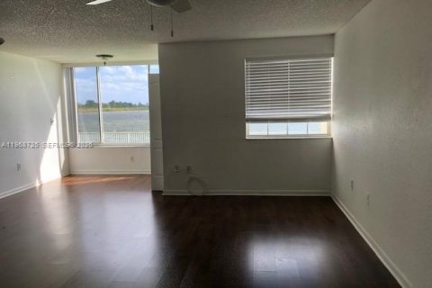 Купить кондоминиум в Окленд-Парк, Флорида 2 спальни, 97.45м2, № 2030770 - фото 13