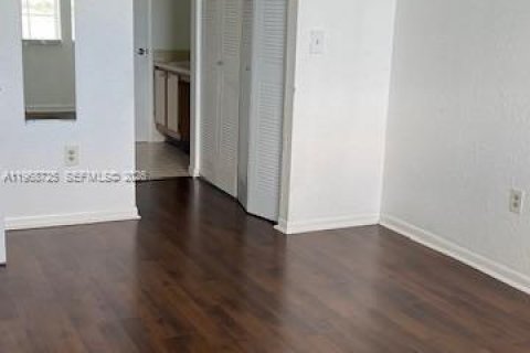 Купить кондоминиум в Окленд-Парк, Флорида 2 спальни, 97.45м2, № 2030770 - фото 2