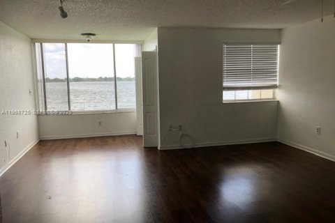 Купить кондоминиум в Окленд-Парк, Флорида 2 спальни, 97.45м2, № 2030770 - фото 24