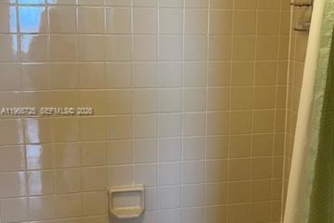 Купить кондоминиум в Окленд-Парк, Флорида 2 спальни, 97.45м2, № 2030770 - фото 8