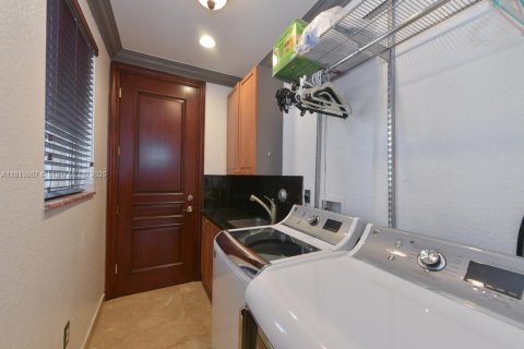 Villa ou maison à vendre à Miami, Floride: 5 chambres, 314.47 m2 № 1762817 - photo 26