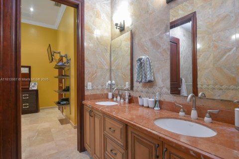 Villa ou maison à vendre à Miami, Floride: 5 chambres, 314.47 m2 № 1762817 - photo 24
