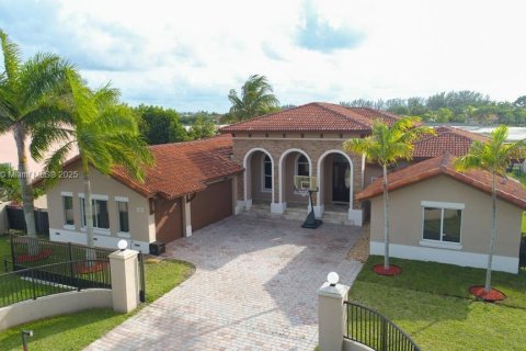 Villa ou maison à vendre à Miami, Floride: 5 chambres, 314.47 m2 № 1762817 - photo 4