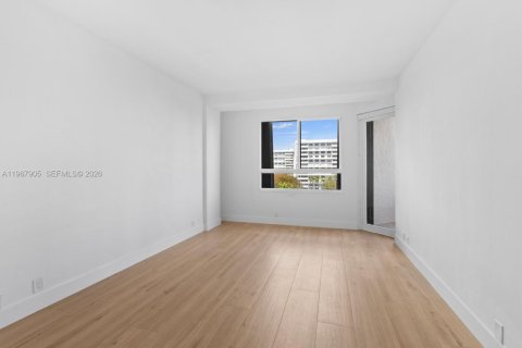 Condo in Key Biscayne, Florida, 2 bedrooms  № 2040911 - photo 11