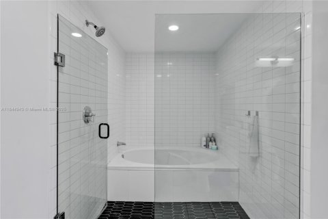 Condo in Miami, Florida, 2 bedrooms  № 1840729 - photo 15
