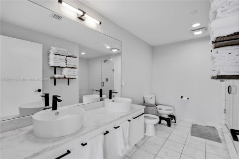 Condo in Miami, Florida, 2 bedrooms  № 1840729 - photo 14