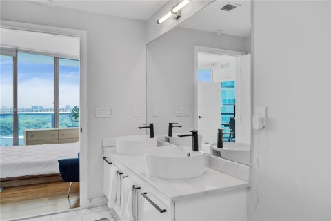 Condo in Miami, Florida, 2 bedrooms  № 1840729 - photo 16