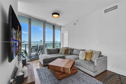Condo in Miami, Florida, 2 bedrooms  № 1840729 - photo 1