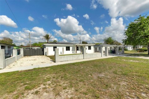 Villa ou maison à vendre à Miami, Floride: 4 chambres, 115.57 m2 № 2056557 - photo 2