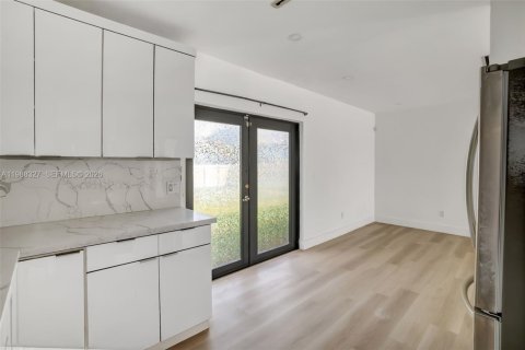 Villa ou maison à vendre à Miami, Floride: 4 chambres, 115.57 m2 № 2056557 - photo 15