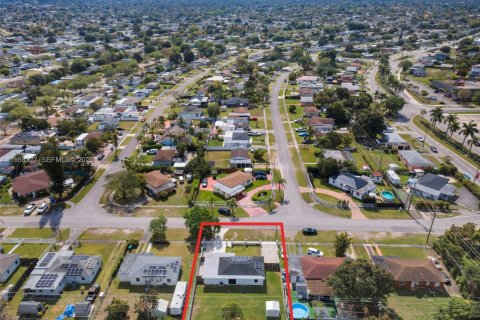 Villa ou maison à vendre à Miami, Floride: 4 chambres, 115.57 m2 № 2056557 - photo 29