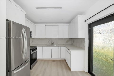 Villa ou maison à vendre à Miami, Floride: 4 chambres, 115.57 m2 № 2056557 - photo 12