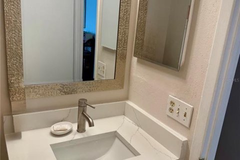 Condo in Madeira Beach, Florida, 1 bedroom  № 1735265 - photo 12