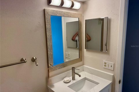 Condo in Madeira Beach, Florida, 1 bedroom  № 1735265 - photo 13