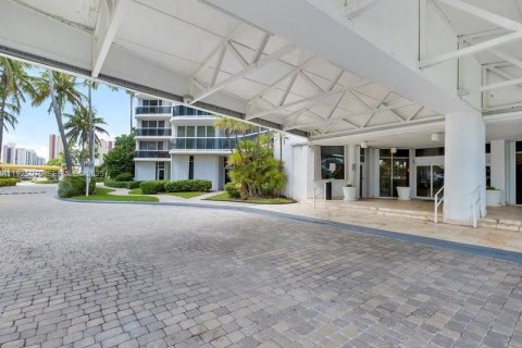 Condominio en venta en Sunny Isles Beach, Florida, 2 dormitorios, 169.08 m2 № 1984238 - foto 10