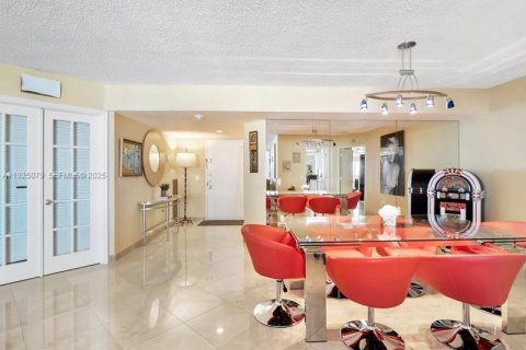 Condominio en venta en Sunny Isles Beach, Florida, 2 dormitorios, 169.08 m2 № 1984238 - foto 11