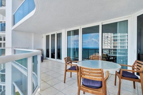 Condominio en venta en Sunny Isles Beach, Florida, 2 dormitorios, 169.08 m2 № 1984238 - foto 3