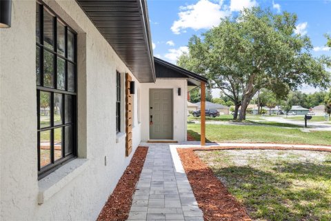 House in Land O' Lakes, Florida 4 bedrooms, 176.51 sq.m. № 2150201 - photo 2