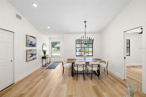 House in Land O' Lakes, Florida 4 bedrooms, 176.51 sq.m. № 2150201 - photo 7