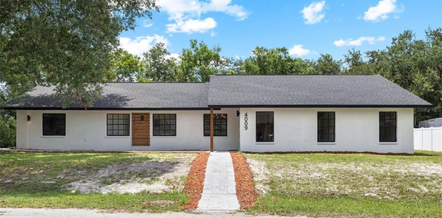 House in Land O' Lakes, Florida 4 bedrooms, 176.51 sq.m. № 2150201