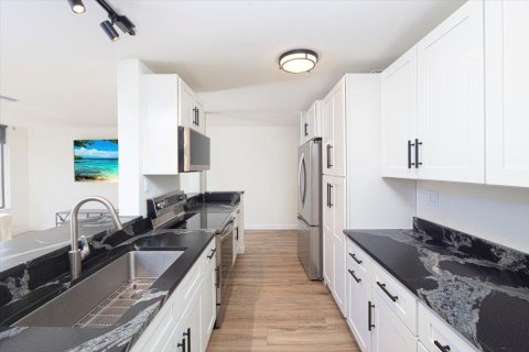 Condo in Stuart, Florida, 2 bedrooms  № 2082338 - photo 15